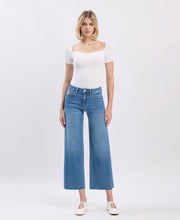 Load image into Gallery viewer, Drew- HIGH RISE RAW HEM CROP SLIM WIDE JEANS
