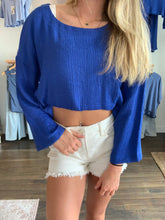 Load image into Gallery viewer, Astrid- Relaxed 3/4 Sleeve Crop Top
