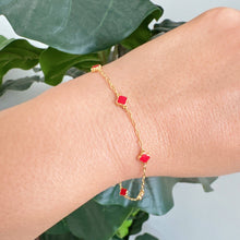 Load image into Gallery viewer, Petite Clover Single Layer Bracelet
